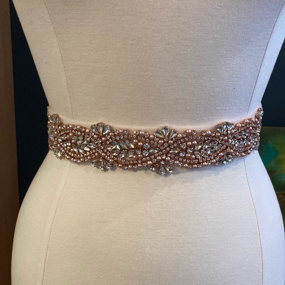 Elegant Rose Gold Crystal and Pearls Embellished Belt